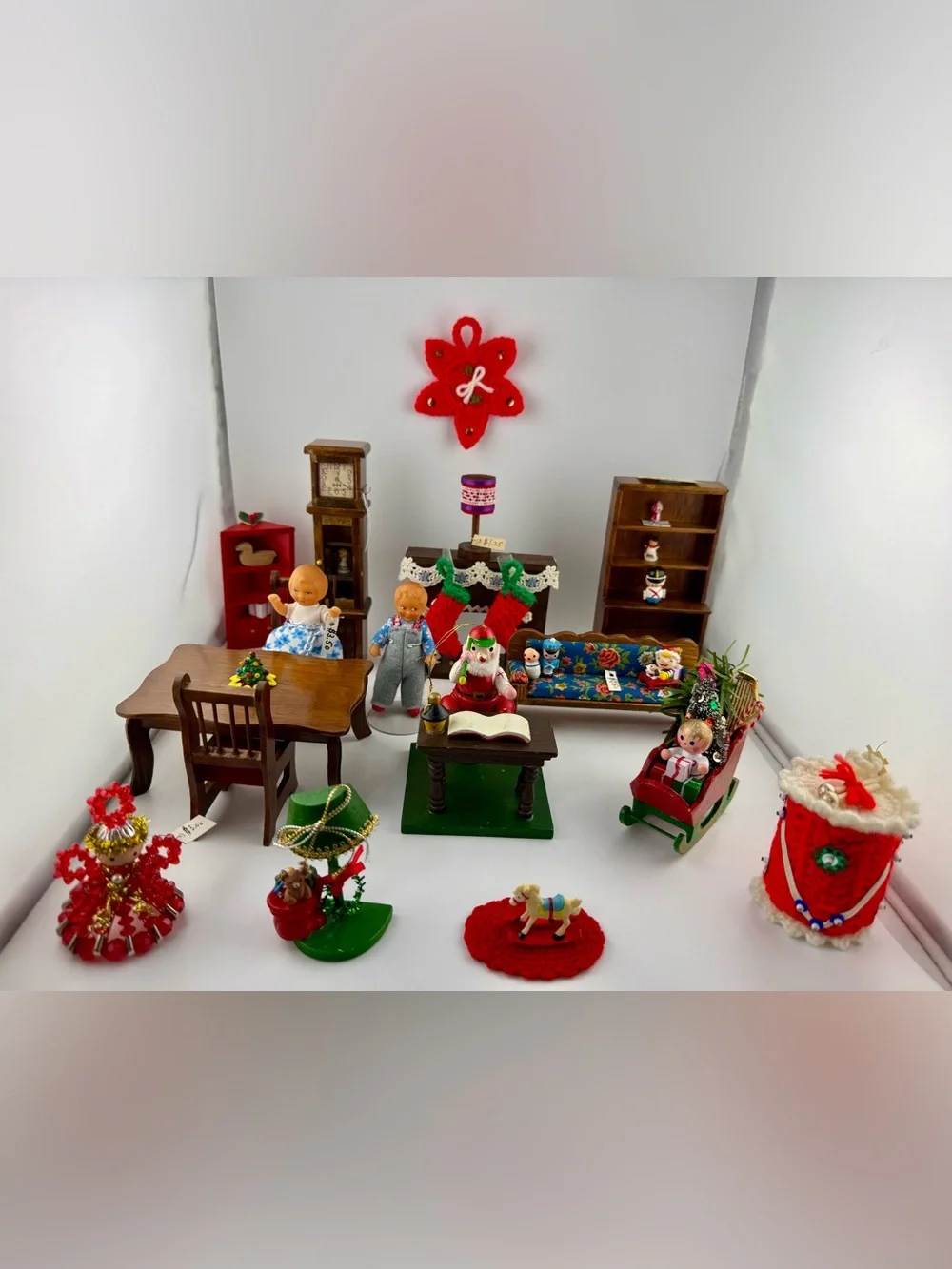 Vintage-style miniature dollhouse furniture and Christmas decorations Scale 1:12
